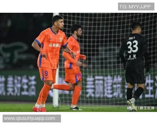 泰山中卫洛佩斯全场表现低迷对抗与争顶数据惨淡引发关注