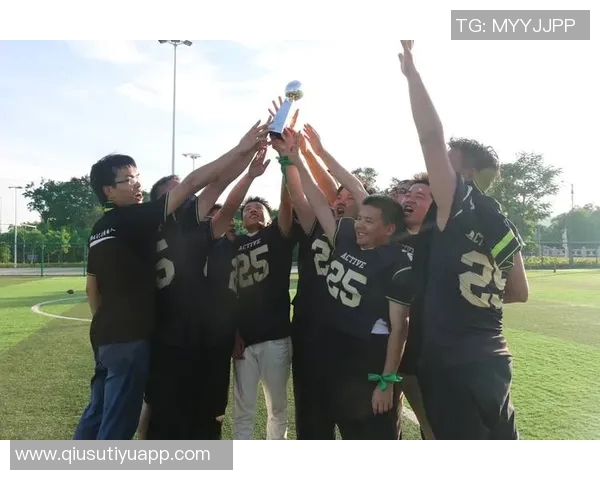 快船全队团建活动共赏橄榄球比赛并拍摄合影留念欢乐时光