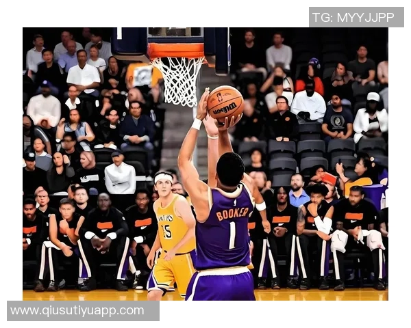 布克上半场表现出色14分9助攻展现控卫风范引领球队进攻 布克上半场表现出色14分9助攻展现控卫风范引领球队进攻